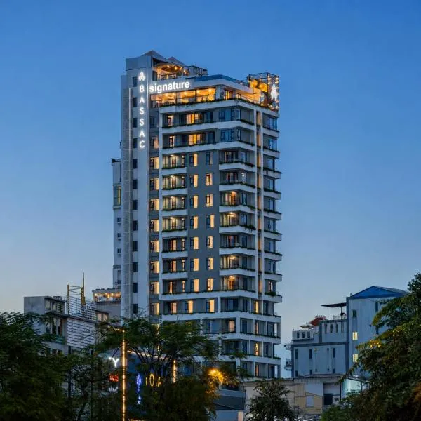 Experience Modern City Living with Infinity Pool, Rooftop Dining & Skyline Views, hotel v Phnompenhu