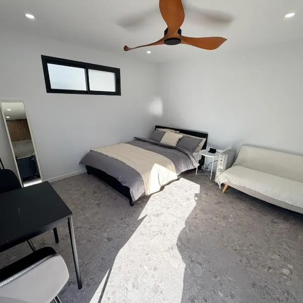 Sydney Studio with Private Bathroom & Kitchen, отель в городе Revesby