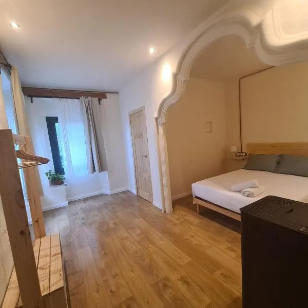 Mas els Munts, hotel i Vilanova de Sau
