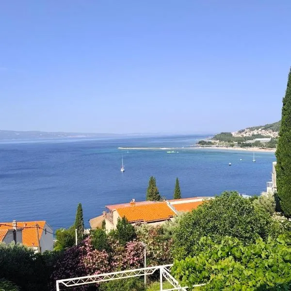 Apartment Luka, Seaview with Terrace and Balcony - Up to 6 Guests – hotel w Omišu