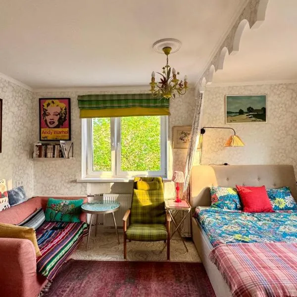 LITTLE LONDON ONE boutique apartment Netflix TV Old Town, хотел в Нарва