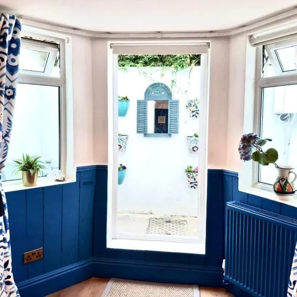 Stylish W Hampstead room with private patio Super well-connected mins from Wembley KingsX Notting Hill Central London direct to Luton and Gatwick airports, hotel em Londres