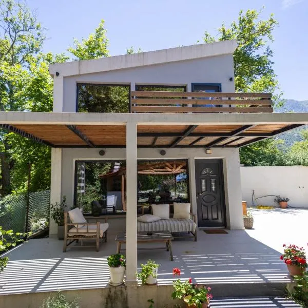 Stream House - Luxury living next to the river, hotel di Samothráki