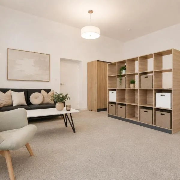 ALURE RESIDENCES 10 - 24h self check-in & private parking next to the apartment building included, CITY CENTER right on SNP Square in a quiet passage, new building, best deal in town, khách sạn ở Banská Bystrica