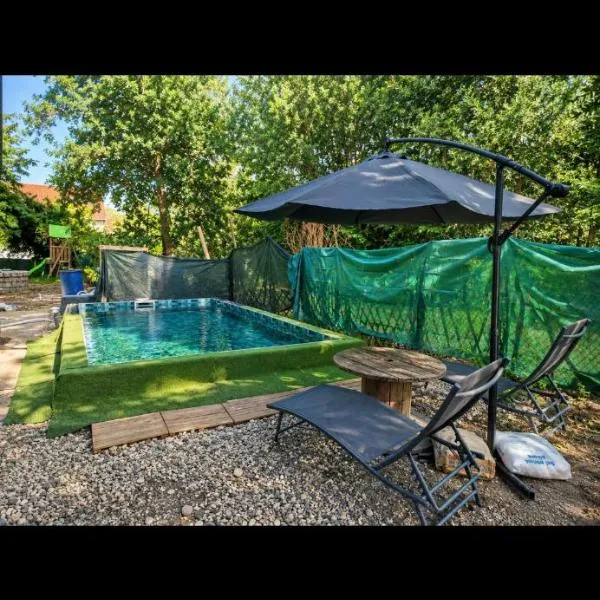 PISCINE Cinéma & Spa Privatifs en Pleine Nature à 1h de Paris, hotel in Saclas