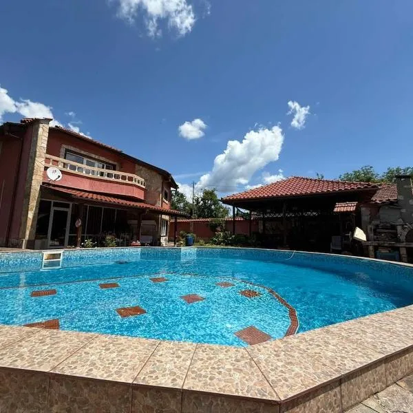 DOLCE VITA Къща за гости и партита, Hotel in Skravena