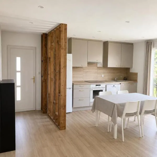 Appartement indépendant avec piscine，格里莫的飯店