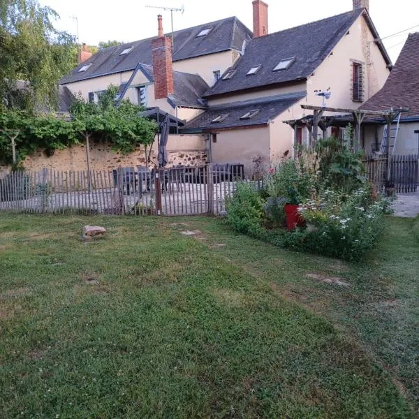 Charmante petite maison de campagne avec terrasse et jardin à 7min du zoo de la Flèche、ボジェのホテル