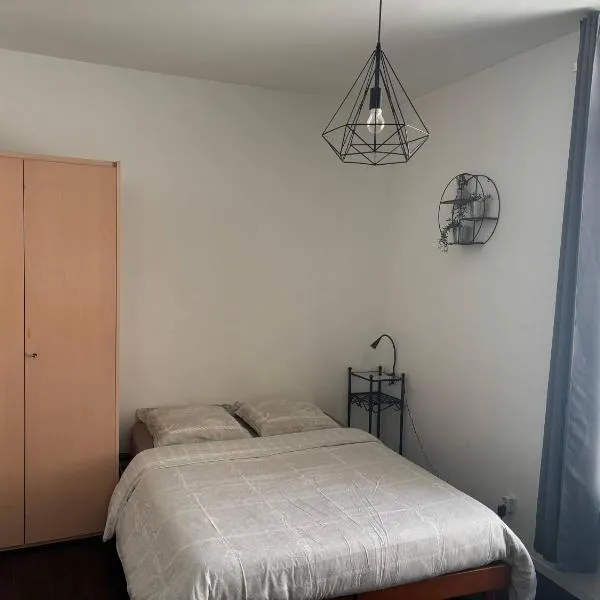 Chambre située au cœur de Mons avec SDB privée, hotel in Mons