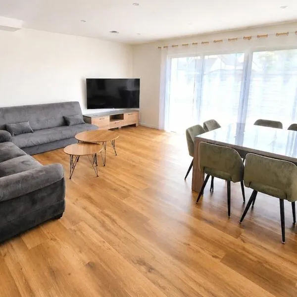 Rez-de-chaussée complet dans une maison contemporaine، فندق في Digosville