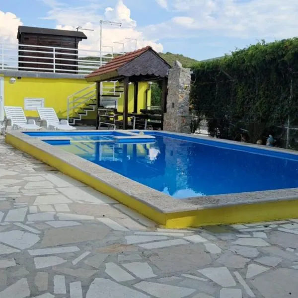 Holiday Home Manda - private pool in mountain near sea โรงแรมในอิโมตสกี