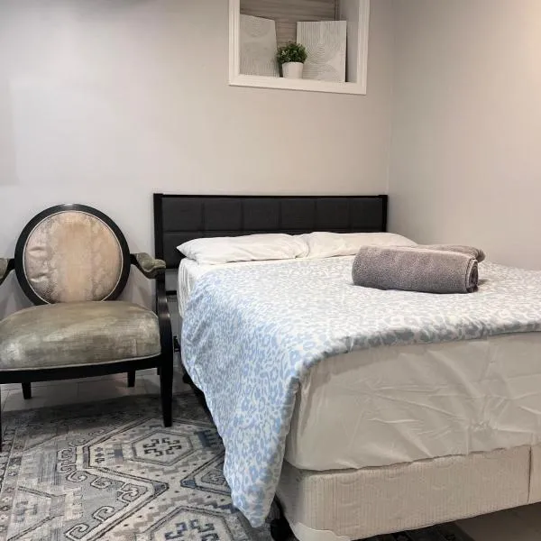 Studio Basement Suite with Double Bed and kitchen, Entrance from Garage, hotel em Milton