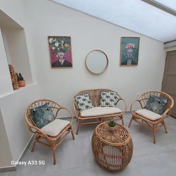 LE 37 croix, hotel a Gennes