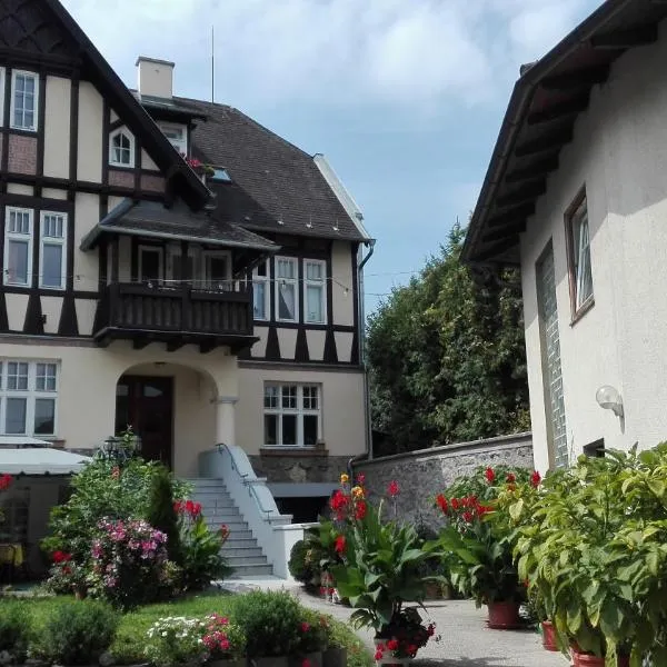Haus zu den Zwei Eichen, hotel v destinaci Perchtoldsdorf