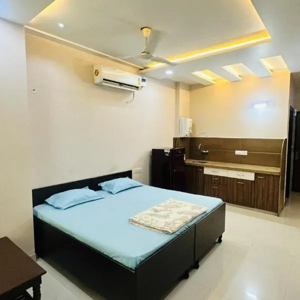 Flat in Malviya Nagar Near GT & WTP, hotel u gradu Džajpur