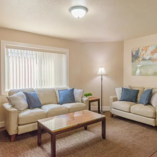 Updated 2-bedroom condo in the heart of Logan，羅根的飯店