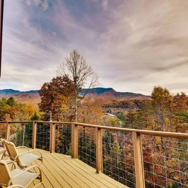 Gatlinburg Cabin Sleeps 8 Hot Tub Fire Pit & Smoky Mountain Views, хотел в Гетлинбург