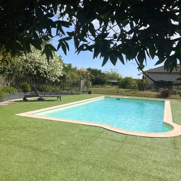 Duplex cosy accès piscine , cour fermée, parking et borne VE、Crottetのホテル