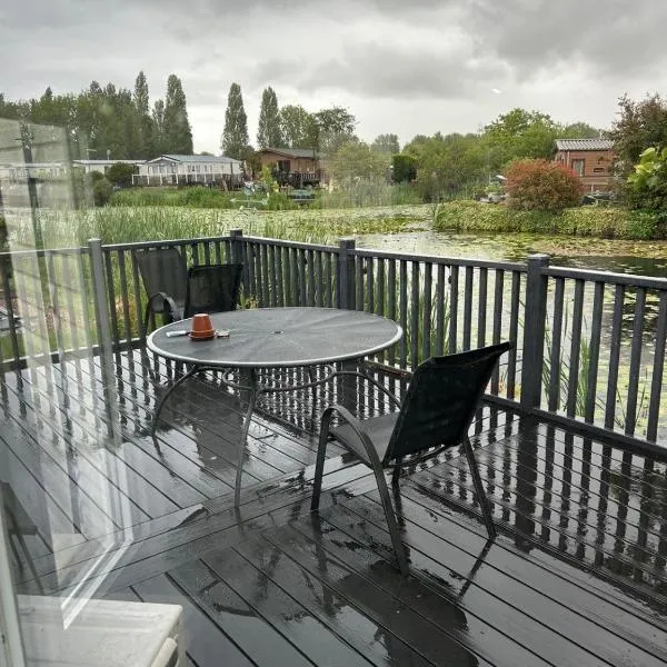 Luxury Lakeside Lodge, Hotel in Great Billing
