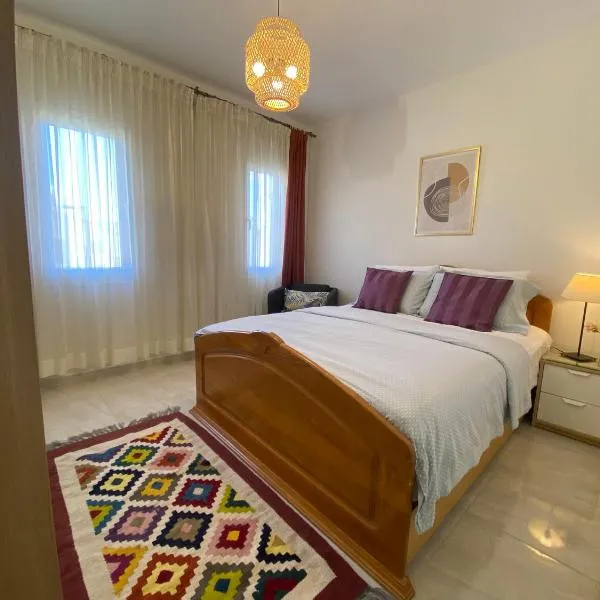 Mountain View luxe chalet Ras elhikma families only, hotel di Ras Elhekma
