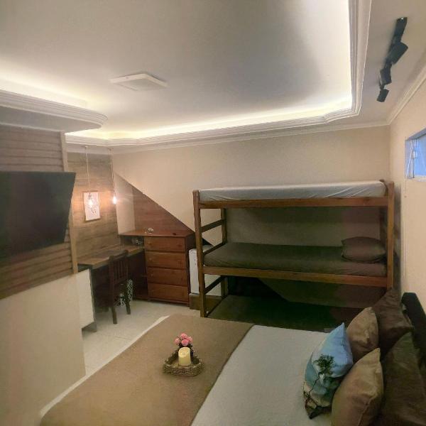 Suíte 26 equipada com ar-condicionado, frigobar, banheiro privativo e decoração aconchegante