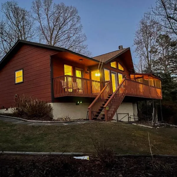 Luxurious Pigeon Forge Cabin, w/ HotTub, EasyDrive, Arcade Game, Panoramic Views, hotel en Pigeon Forge