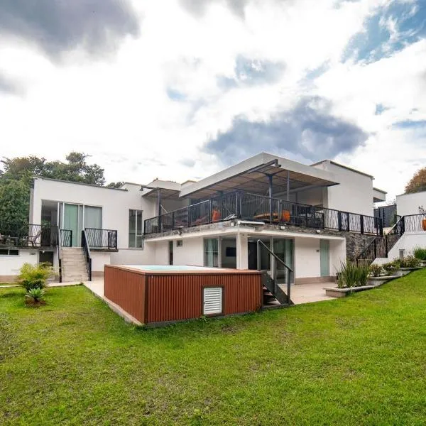 Casa campestre en el Eje Cafetero، فندق في سيركاسيا