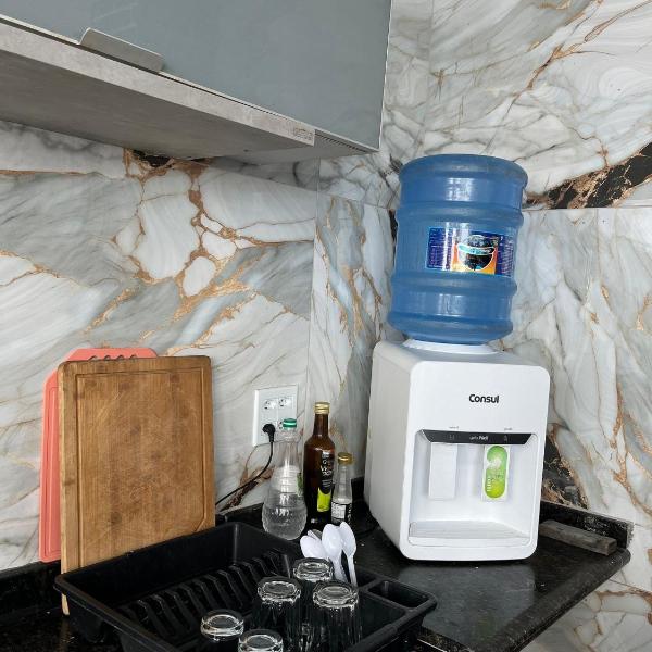 Suíte 26 equipada com ar-condicionado, frigobar, banheiro privativo e decoração aconchegante - Foto 4