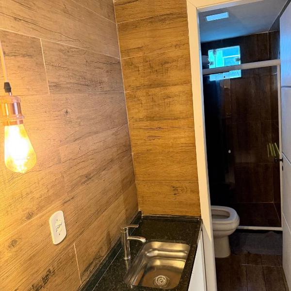 Suíte 26 equipada com ar-condicionado, frigobar, banheiro privativo e decoração aconchegante - Foto 3