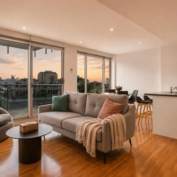 Modern 2BR with Sparkling Bay Views & Free Parking, khách sạn ở Melbourne