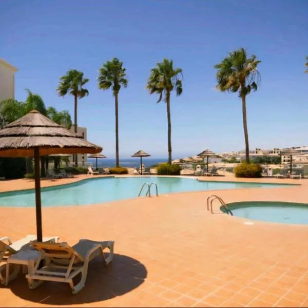 Spacious Apartment near Porto de Mos Beach, Lagos., hotel en Lagos