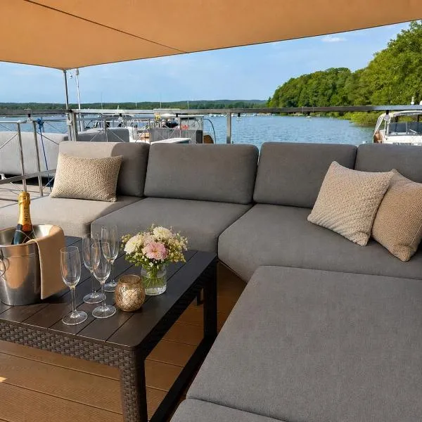 Hausboot mit Sauna - TraumZeitBoot Heidi - exklusiver Festlieger in perfekter Lage am Scharmützelsee Bad Saarow، فندق في باد سارو