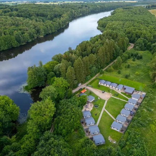 Domki nad Rozlewiskiem, hotel in Barkowo