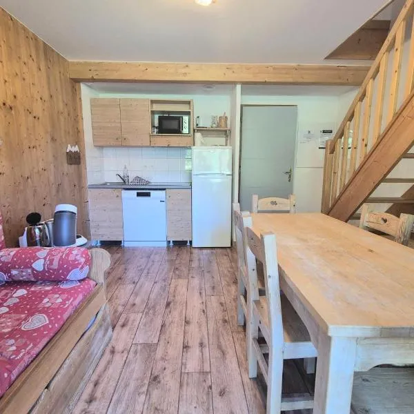 Chalet MÖKI accès piscine sauna, hotel u gradu Les Déserts