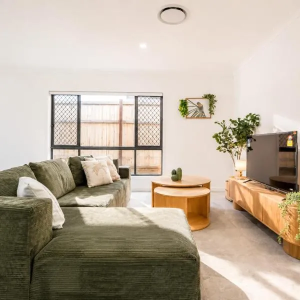 Modern 4Bedroom Canopy House in Greenbank with parking, hotel em Greenbank