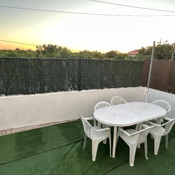 Casa para FERIAS CALMINHAS - 1KM PRAIA MONTE GORDO, hotel a Monte Gordo