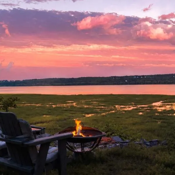 Condo 1 - Waterfront with SPA, Fireplace & Barbecue, hotel in Sainte-Anne-de-Beaupré