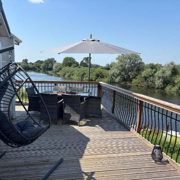 Riverside Lodge, with Hot tub on The River Severn, готель у місті Tirley