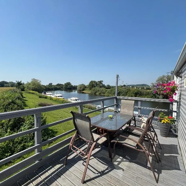 On the river Severn - Severnside Boat & Caravan Park, Caravan 9, hotel di Tirley
