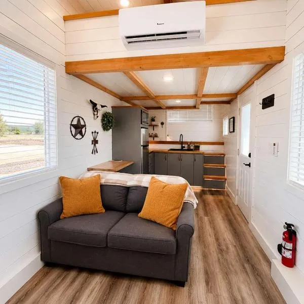 Romantic Tiny home with private deck, hotel di Apple Valley
