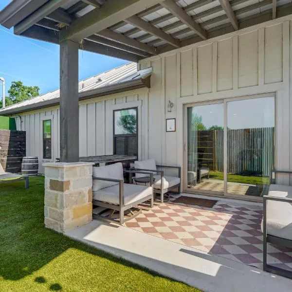 'Uncorked Ranch' Hill Country Home: 1 Mi to Winery, hotel in Fredericksburg
