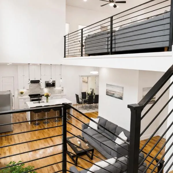 Modern 6BR Masterpiece with 2 primary suites، فندق في دالاس