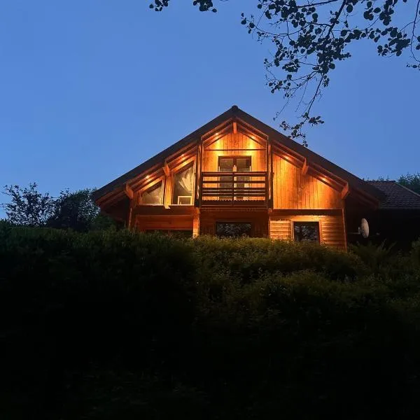 Exceptional chalet, Sauna et jacuzzi, Lake & center within walking distance, hotell Gérardmeris