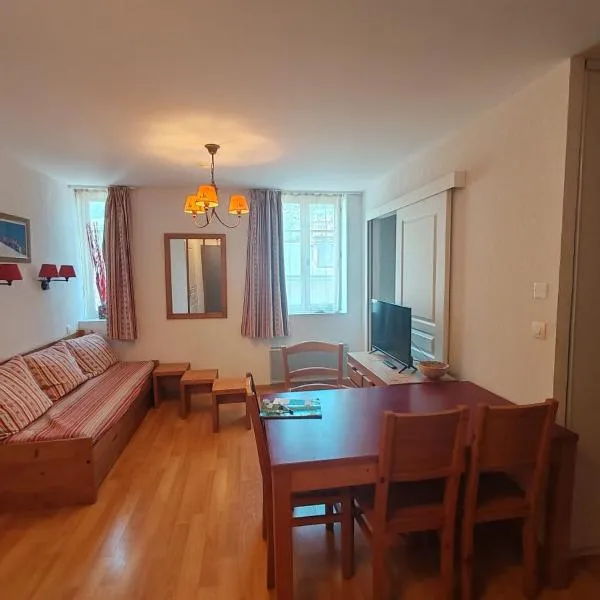 T2 HYPER CENTRE LUCHON AVEC ASCENSEUR 2 A 6 pers, hotel in Luchon