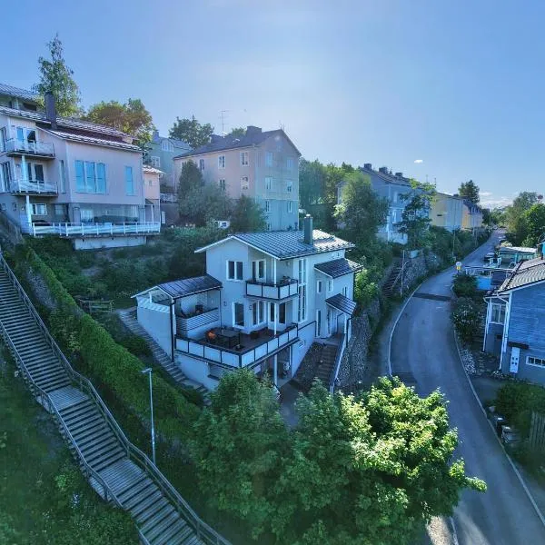 Villa Rajaportti Loft House-Sleeps 14-Lake Views-Sauna Capital-Front Yard Parking-Electric Vehicle, hotel en Tampere