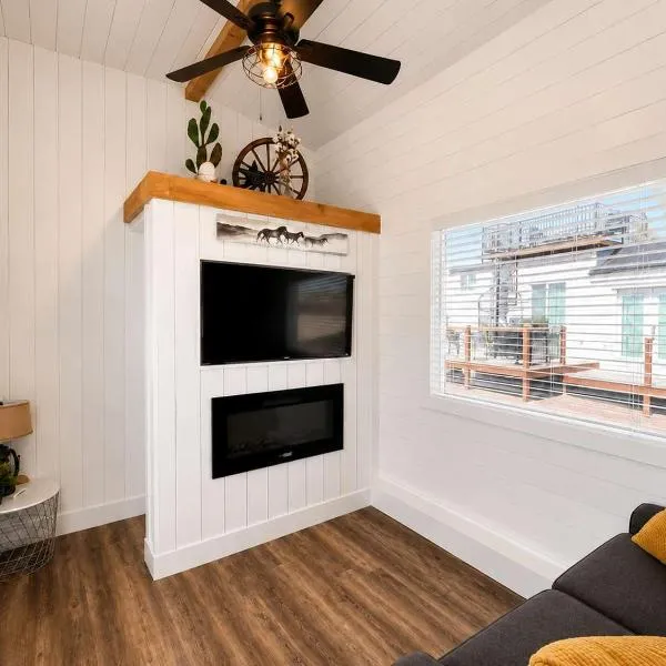Romantic Tiny home with private deck – hotel w mieście Apple Valley