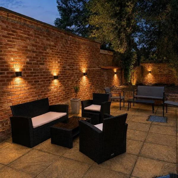 Historic High St Flat with Peaceful Garden Retreat, hotel v mestu Stony Stratford