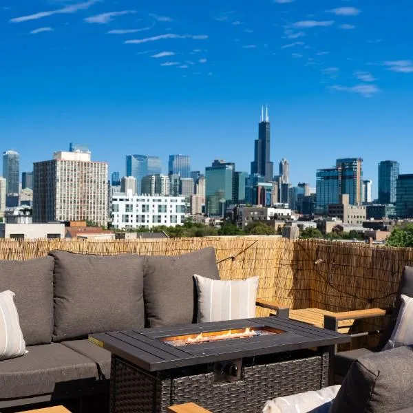 Penthouse with Private Rooftop and Skyline Views - Sleeps 6, hotel em Chicago