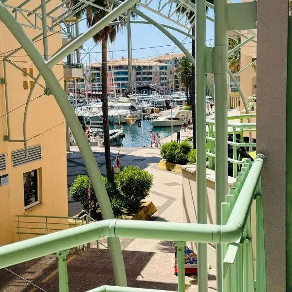 Port frejus - studio lumineux - parking - terrasse, hotel en Fréjus