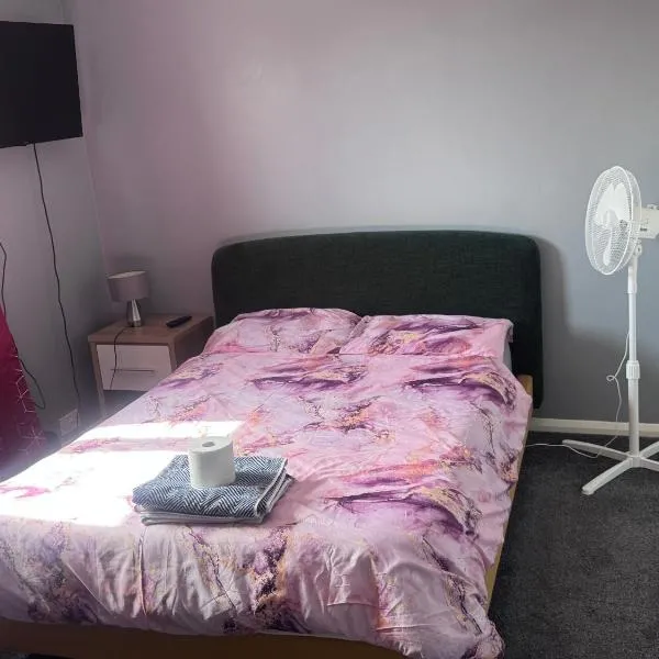 Cozy and Charming Double room with Workspace, hotel u gradu Bedford